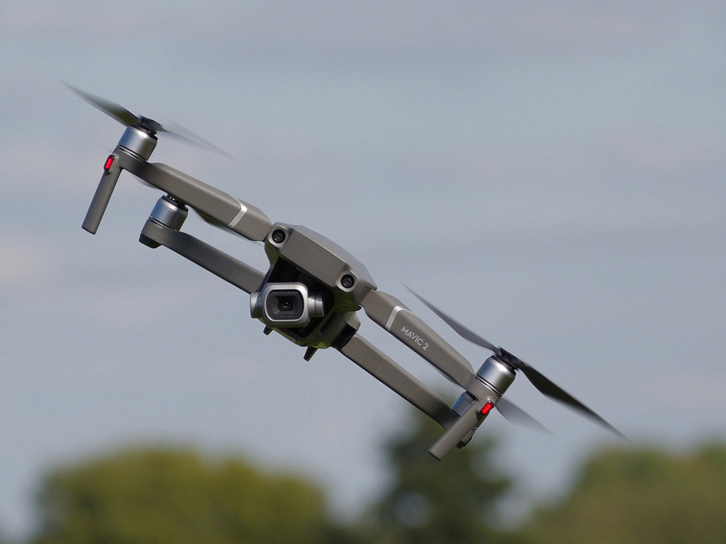drone piloté par un télépilote de drone certifié
