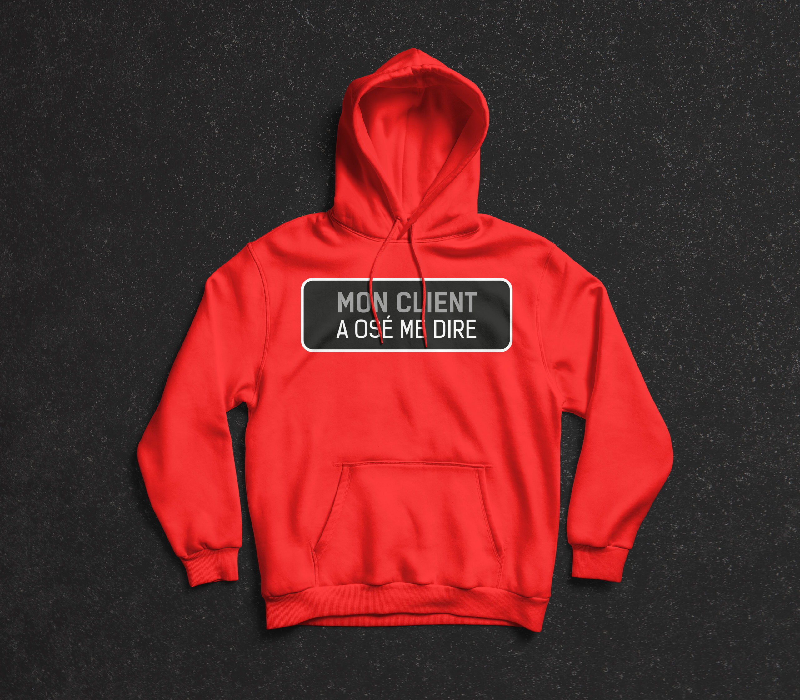 Pull capuche rouge "Mon client a osé me dire : "c'est vite fait, même pas 5 minutes"